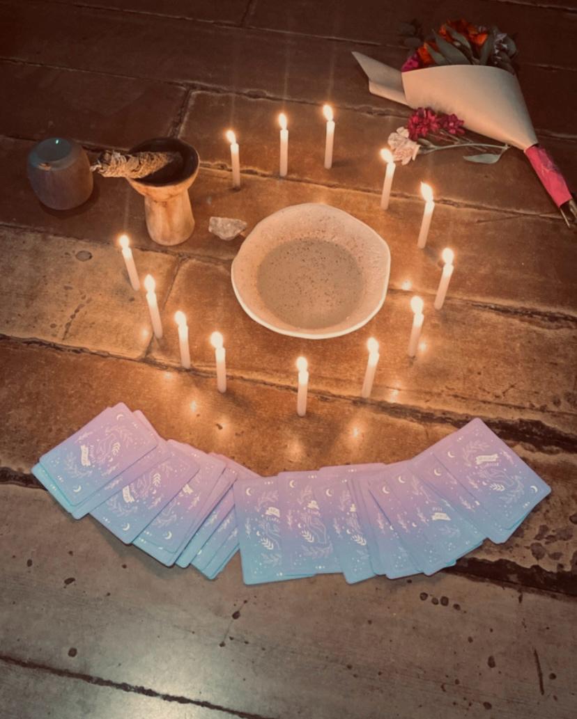 Altar ritual con velas encendidas y cartas