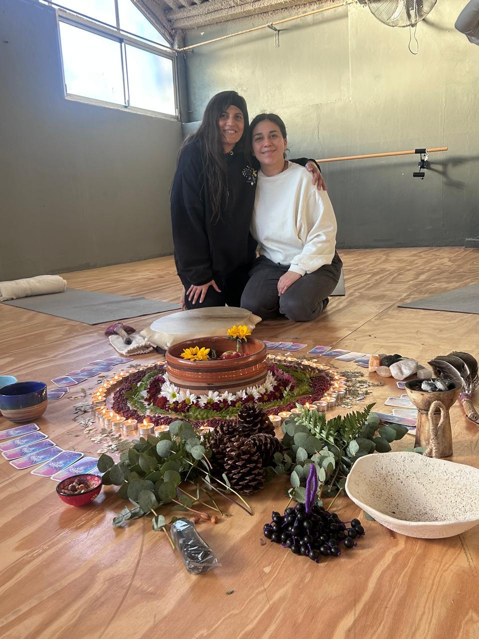 Rox junto a una participante frente a un altar circular