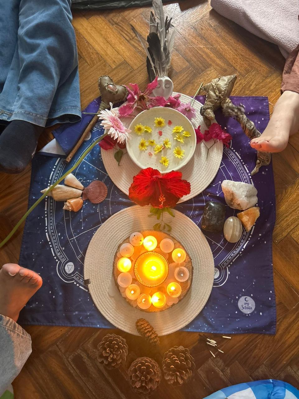 Altar con flores, velas, cristales y sahumo