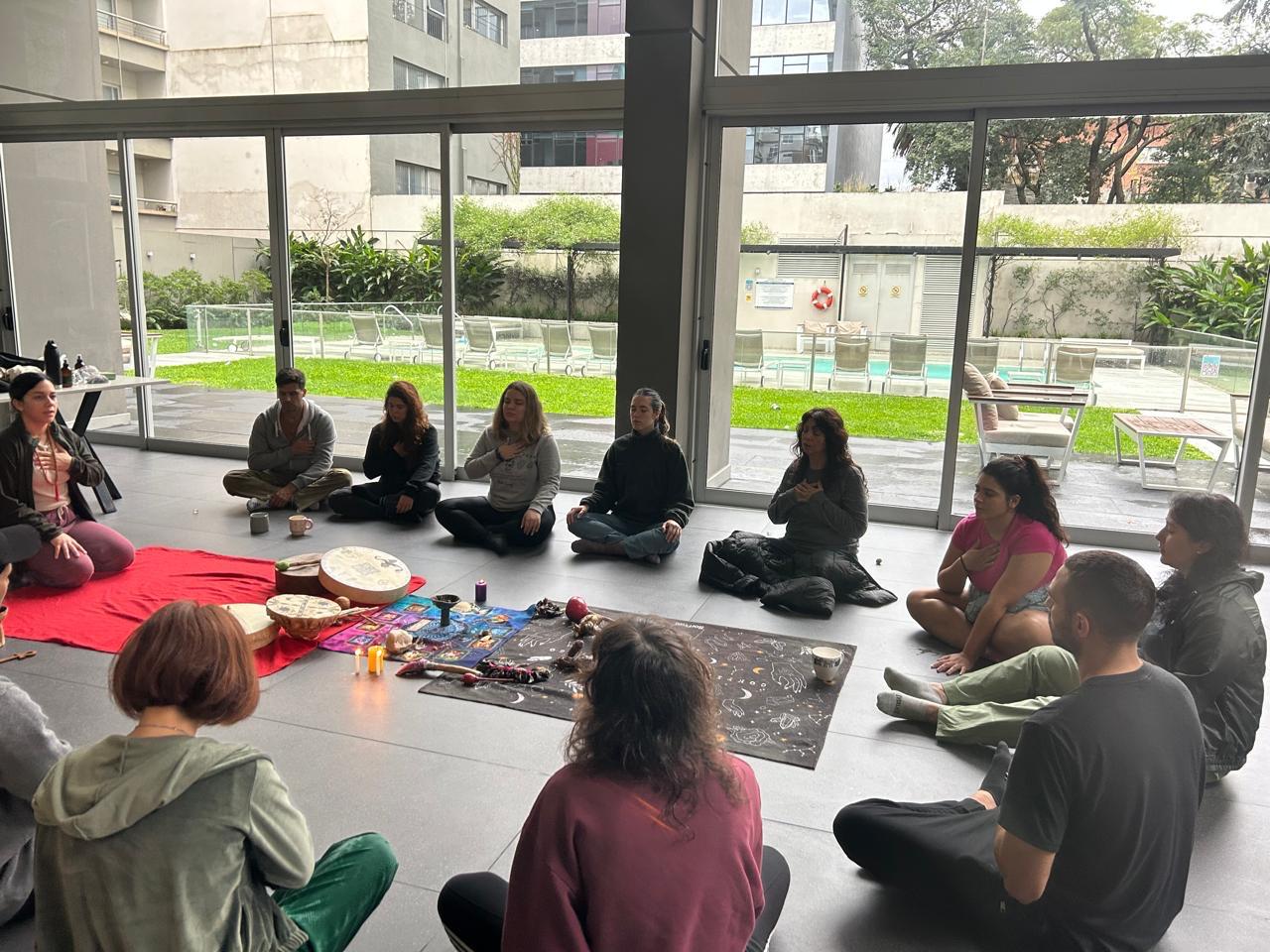 Grupo en círculo junto a un altar en un espacio luminoso