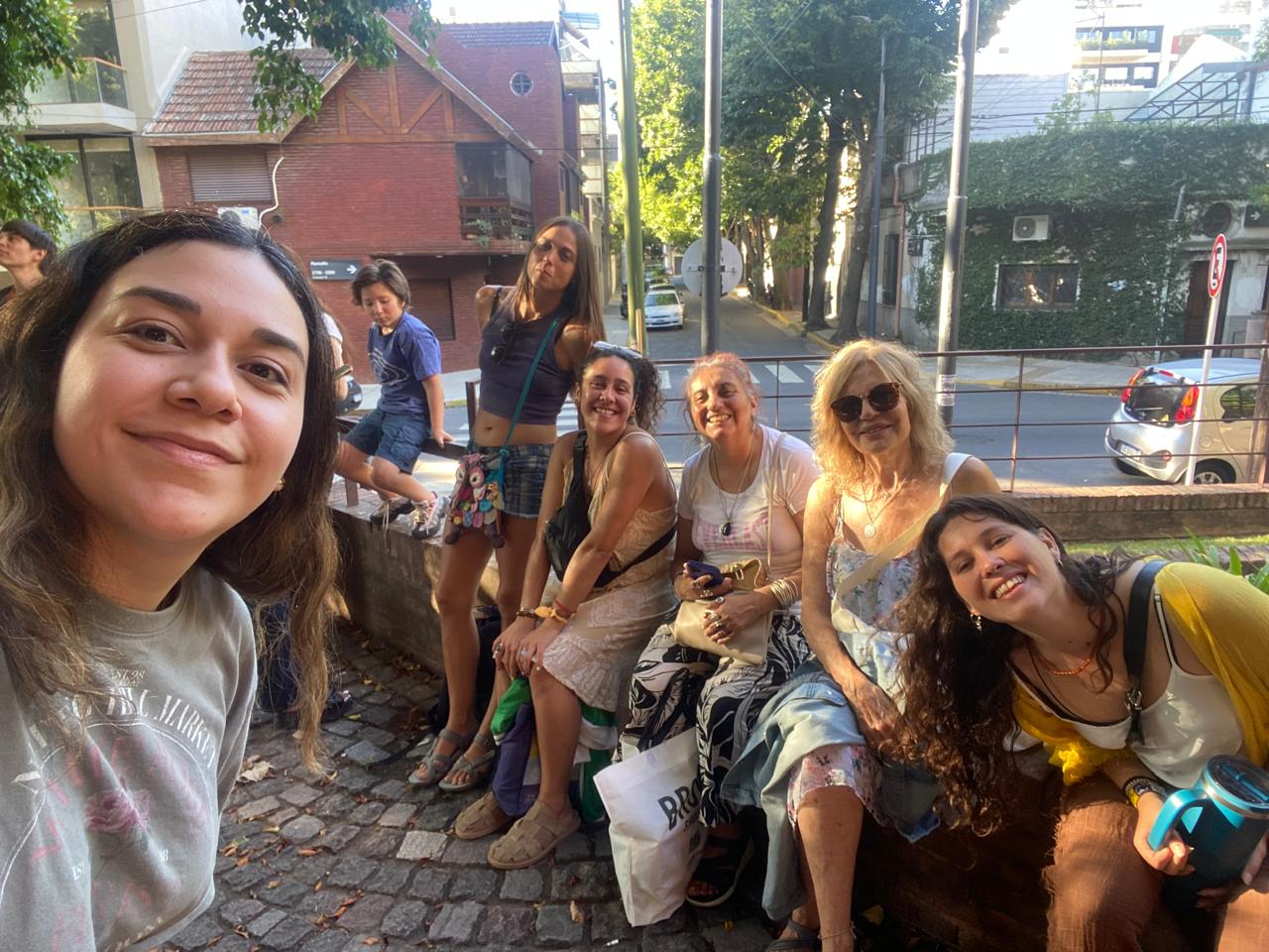 Grupo de participantes en un encuentro al aire libre
