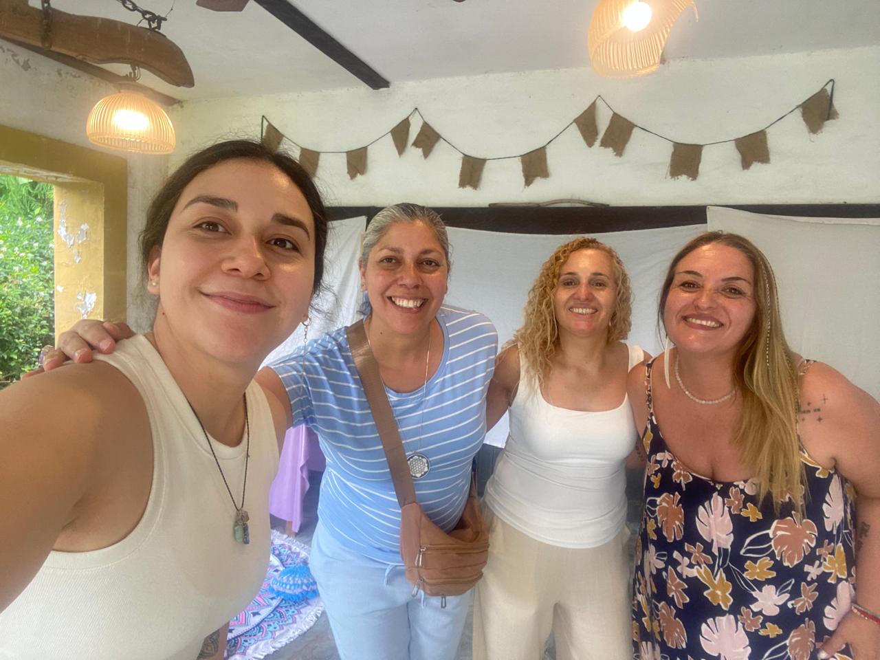 Rox junto a participantes sonriendo