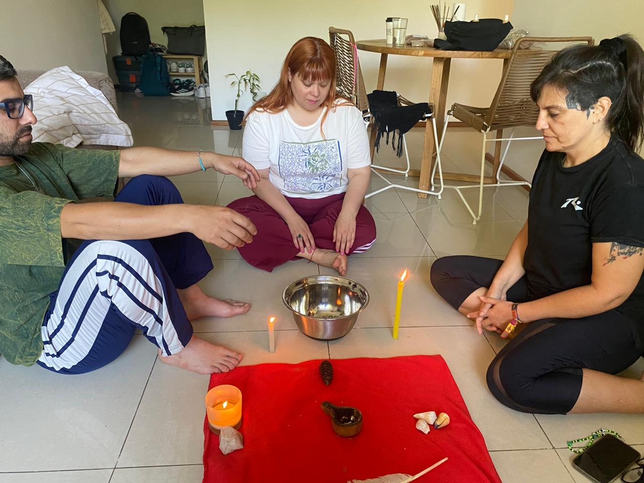 Sesión ritual con velas y elementos de limpieza