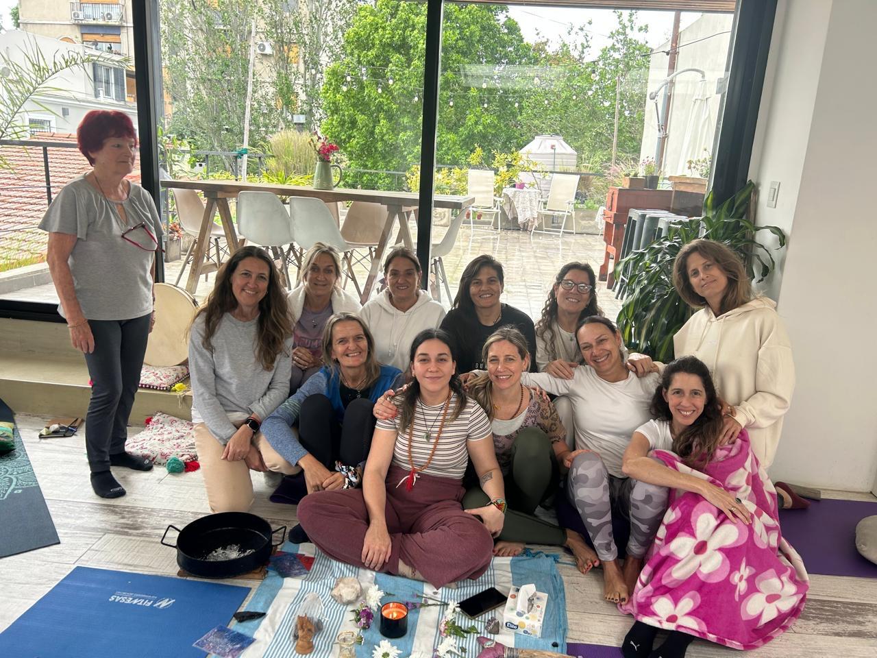 Grupo de mujeres en un encuentro presencial de sanación