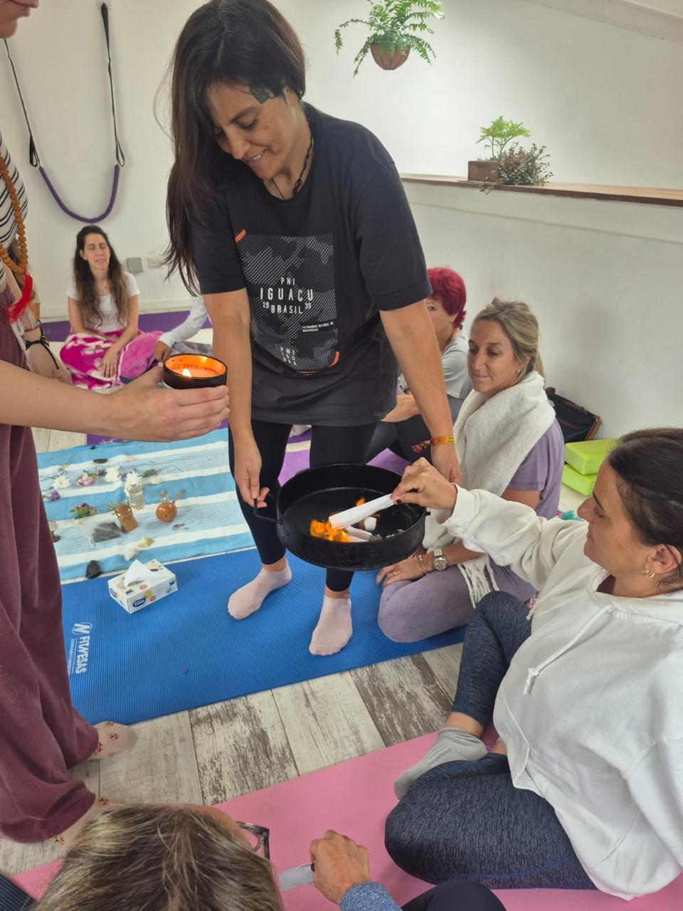 Ritual con vela encendida y participantes en círculo