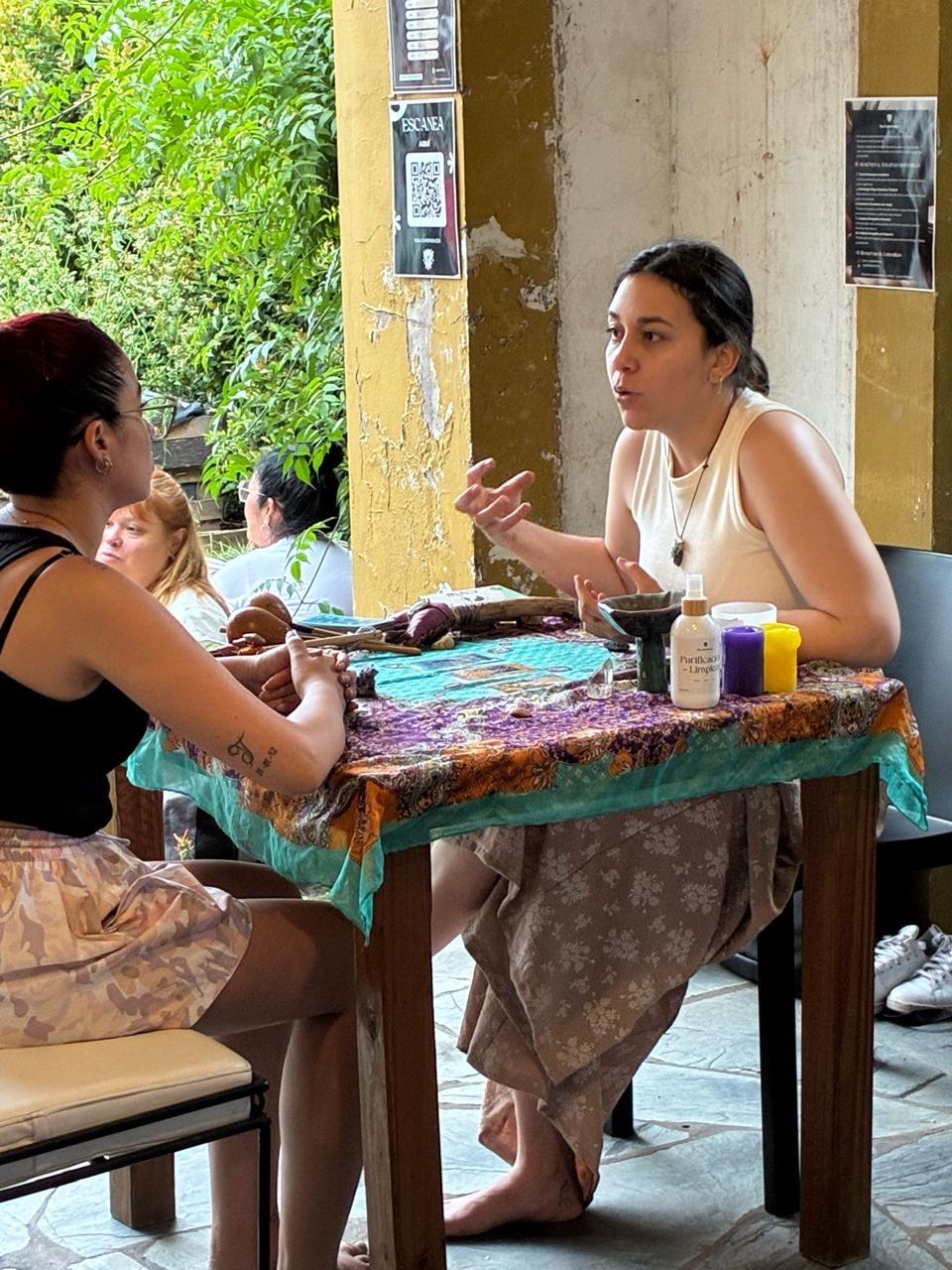 Rox acompañando una sesión en una mesa ritual